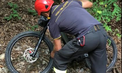 Ciclista cade nei boschi in località Pin Umbrela
