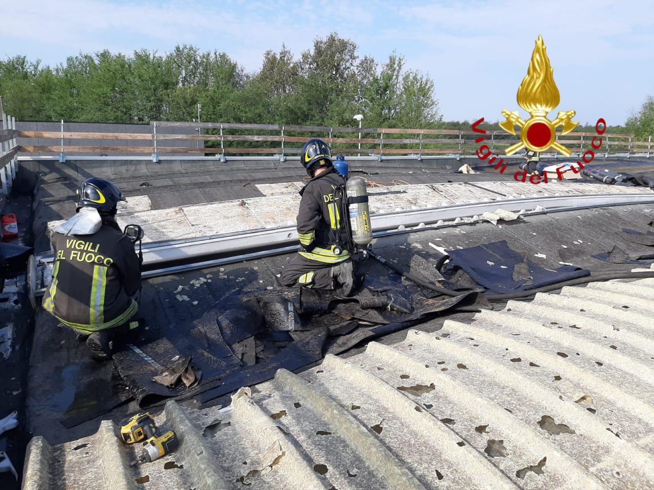 Incendio sul tetto di una ditta a Mozzate: stavano facendo dei lavori FOTO