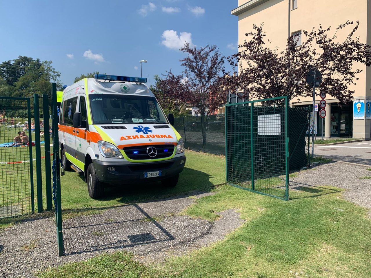 Malore in piscina a Villa Guardia