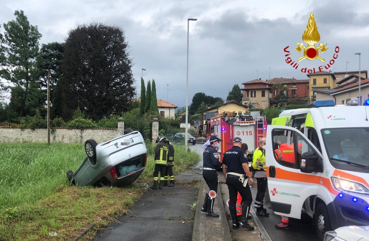 Incidente ad Anzano del Parco auto finisce fuori strada e si ribalta