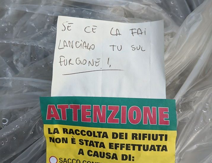 “Se ce la fai, lancialo tu sul furgone”: il post-it dell’operatore ecologico che ha fatto infuriare un residente