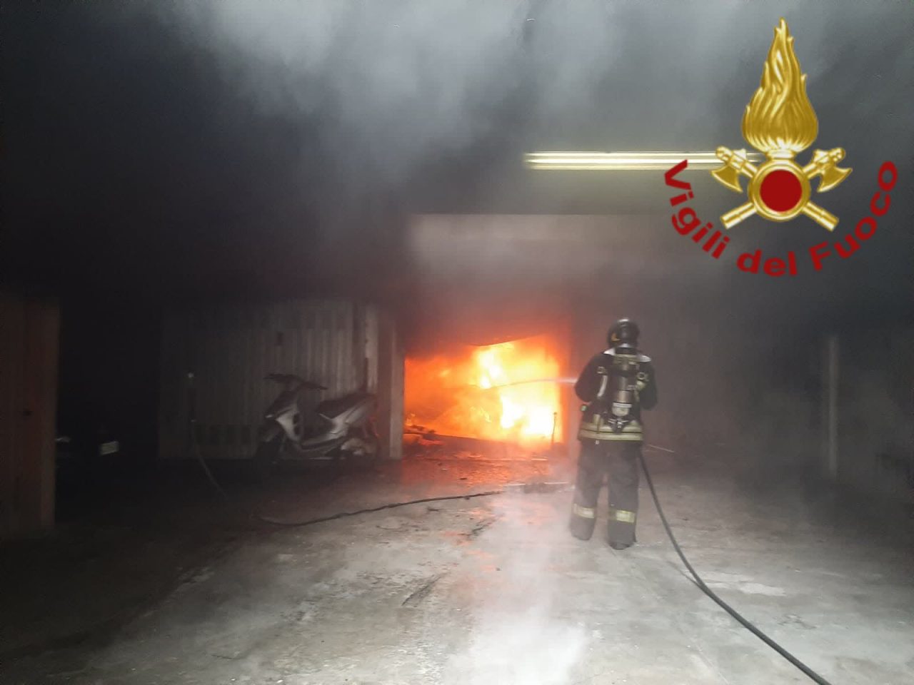 Incendio autovettura a Cagno: arrivano i Vigili del fuoco FOTO
