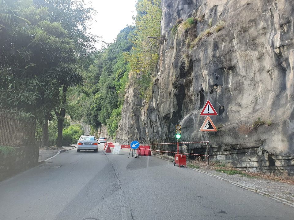 Crollano i calcinacci: senso unico alternato a Cernobbio