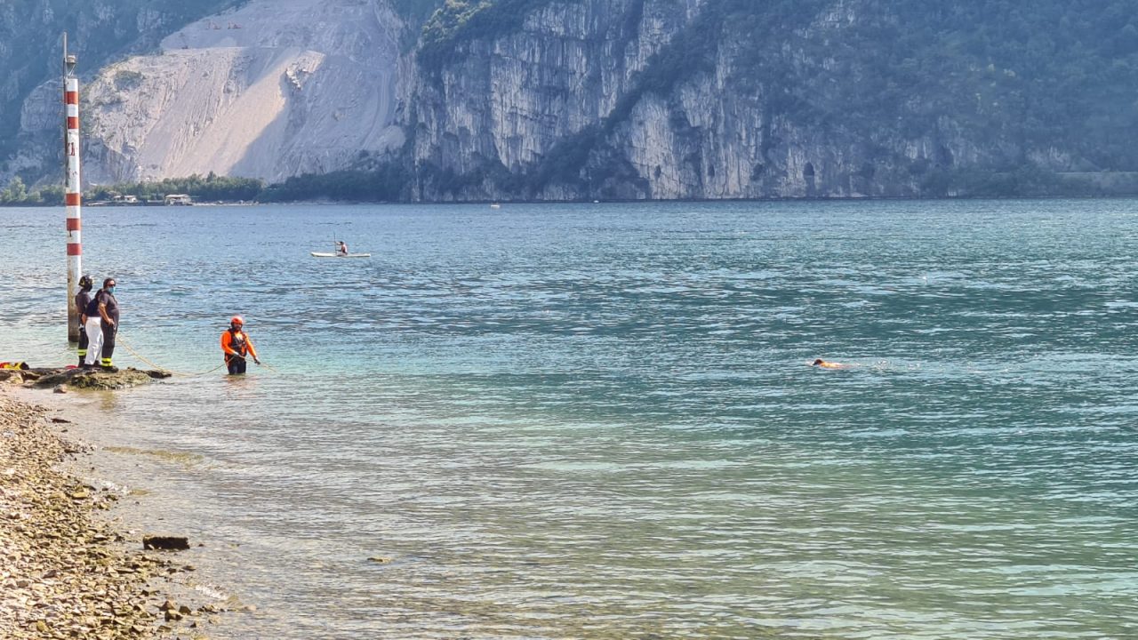 Ragazzina dispersa nel lago: ricerche in corso VIDEO