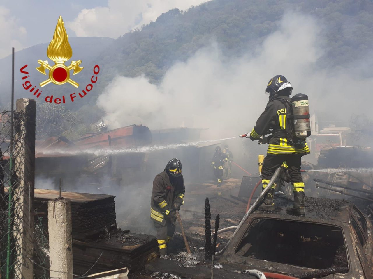 Incendio in campeggio a Sorico soccorsi due Vigili del fuoco FOTO