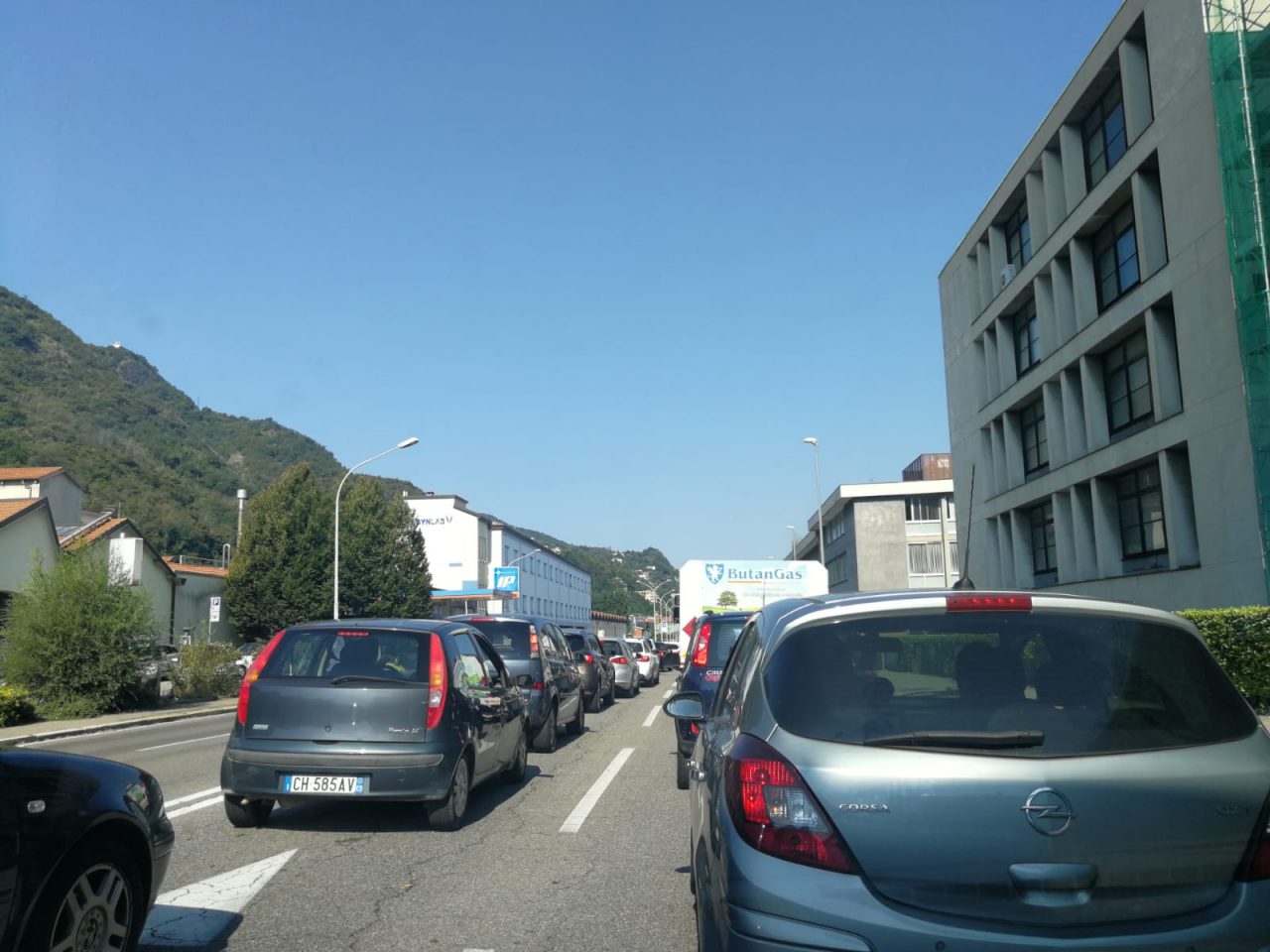 Caos viabilità a Como per il rifacimento delle strisce FOTO
