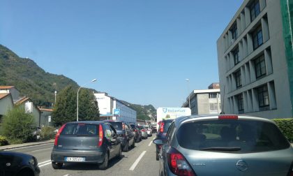 Caos viabilità a Como per il rifacimento delle strisce FOTO