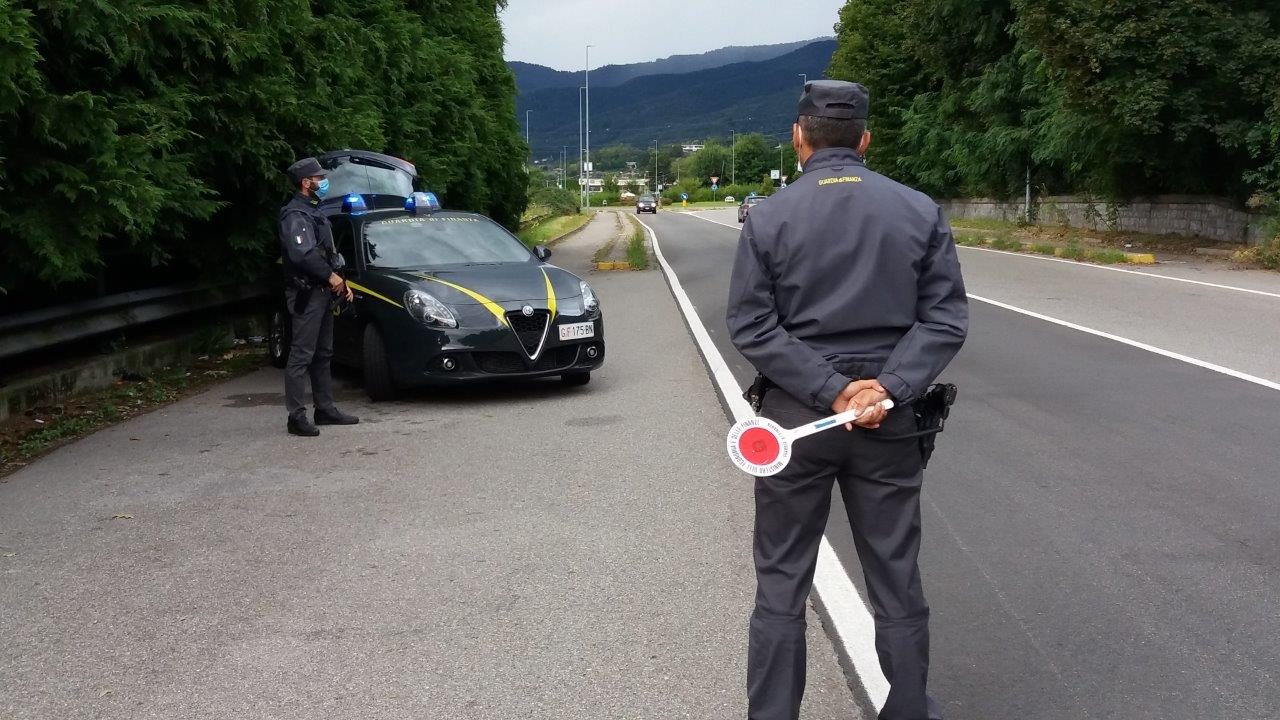 Fermati mentre volevano andare a fare shopping: tra loro c’era un latitante ricercato da due anni