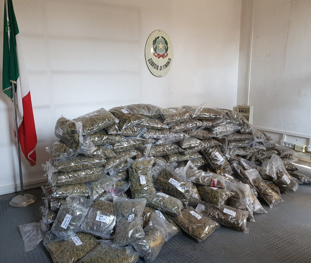 Dalla Sardegna a Varese oltre 100 chili di marijuana: arrestato un 39enne VIDEO