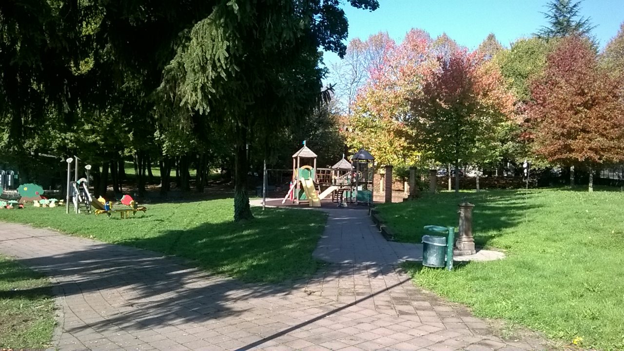Vandalismi al parco giochi di Alzate. Il sindaco: “Più controlli e telecamere”