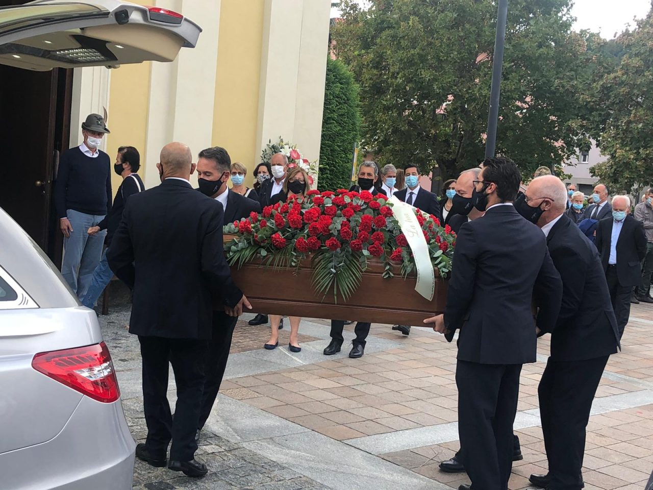Folla per l’ultimo saluto a Emilio Russo