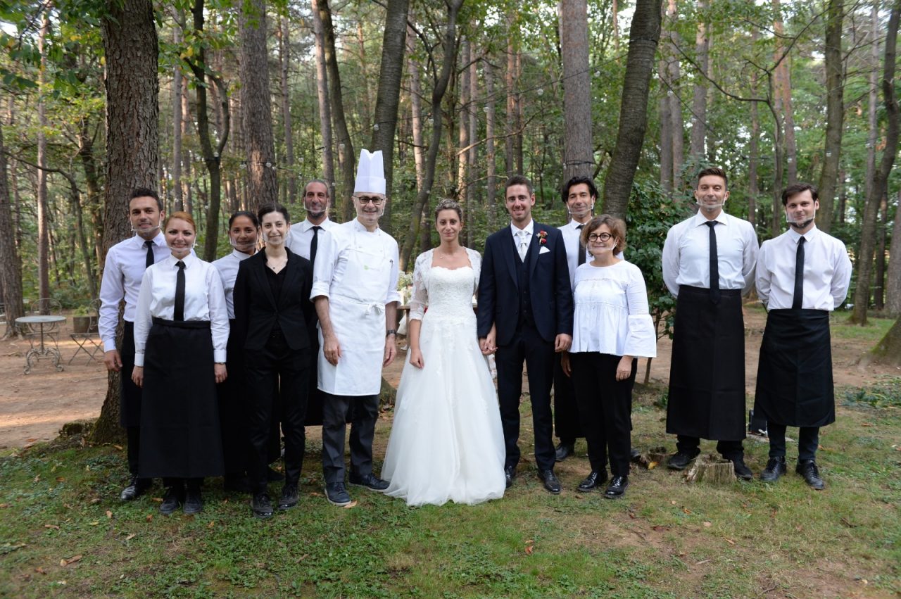 Sposa audiolesa: al matrimonio le mascherine sono trasparenti