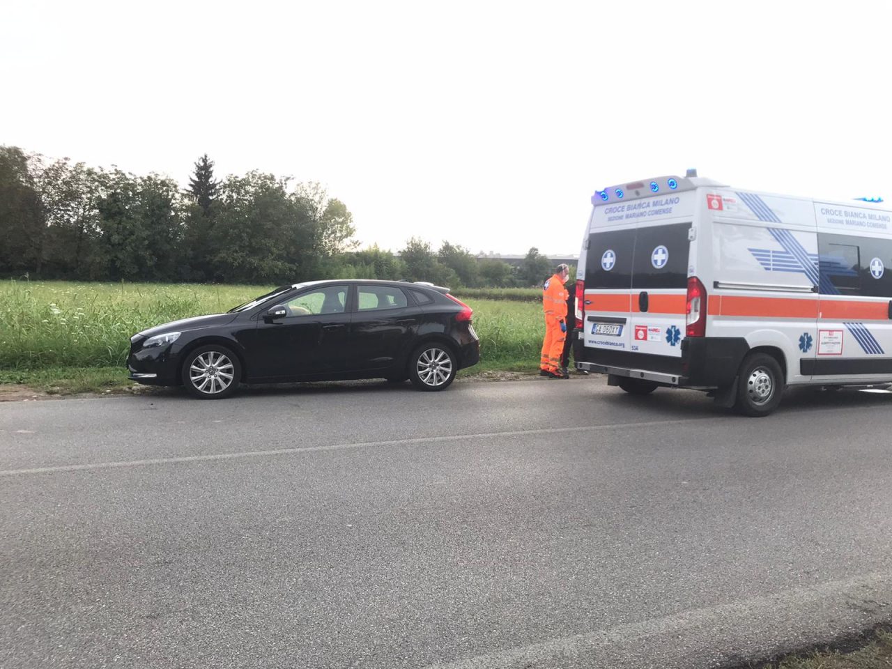 Automobilista riverso sul volante a lato strada: scatta l’allarme FOTO