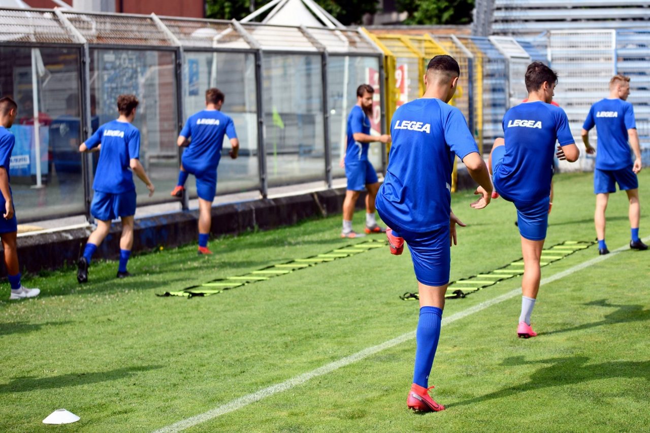 Como calcio oggi a mezzogiorno viene presentata la nuova maglia 2020/21
