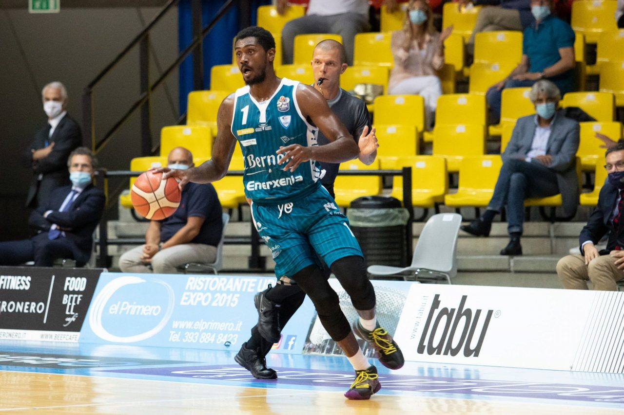 Pallacanestro Cantù domani ultimo ballo in Supercoppa