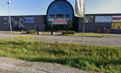 Parcheggia il cavallo al centro commerciale, ruba l'auto di un comasco e si schianta