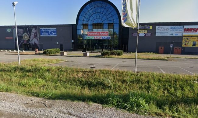 Parcheggia il cavallo al centro commerciale, ruba l’auto di un comasco e si schianta
