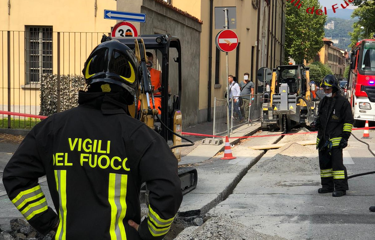 Tranciata tubatura del gas a Como, chiuso il traffico veicolare: ecco dove