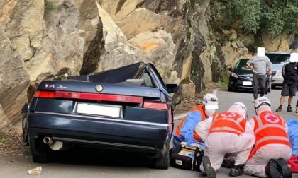 La foto dell'automobilista miracolato schiacciato da un enorme masso