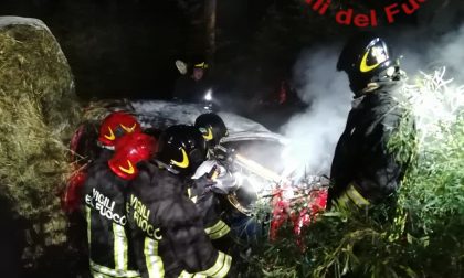 Incidente mortale a Como: auto in fiamme in un dirupo