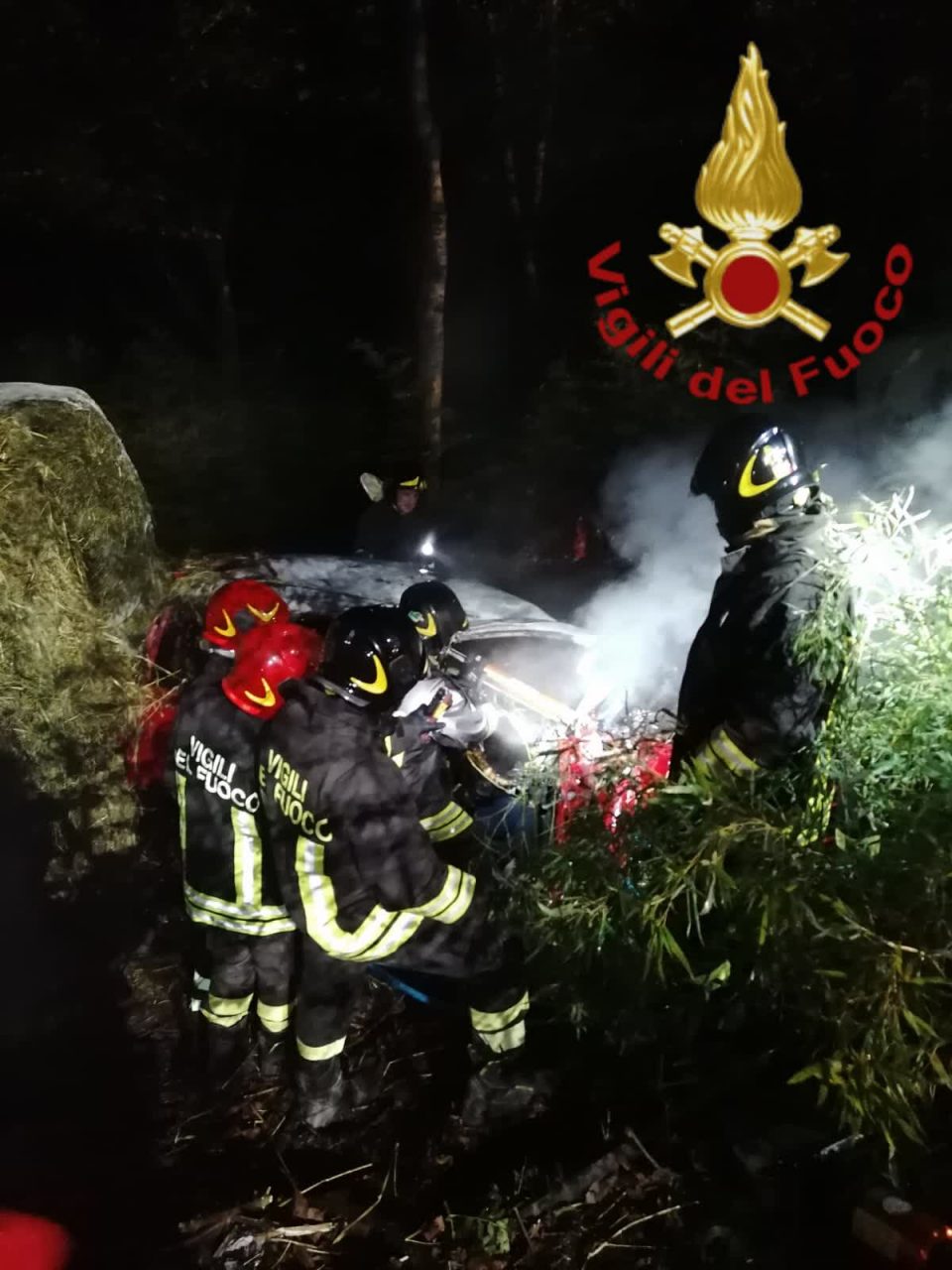 Incidente mortale a Como: auto in fiamme in un dirupo