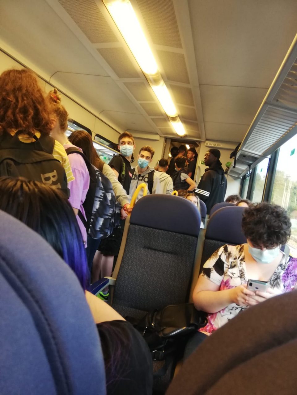 Treno troppo affollato, arrivano i Carabinieri