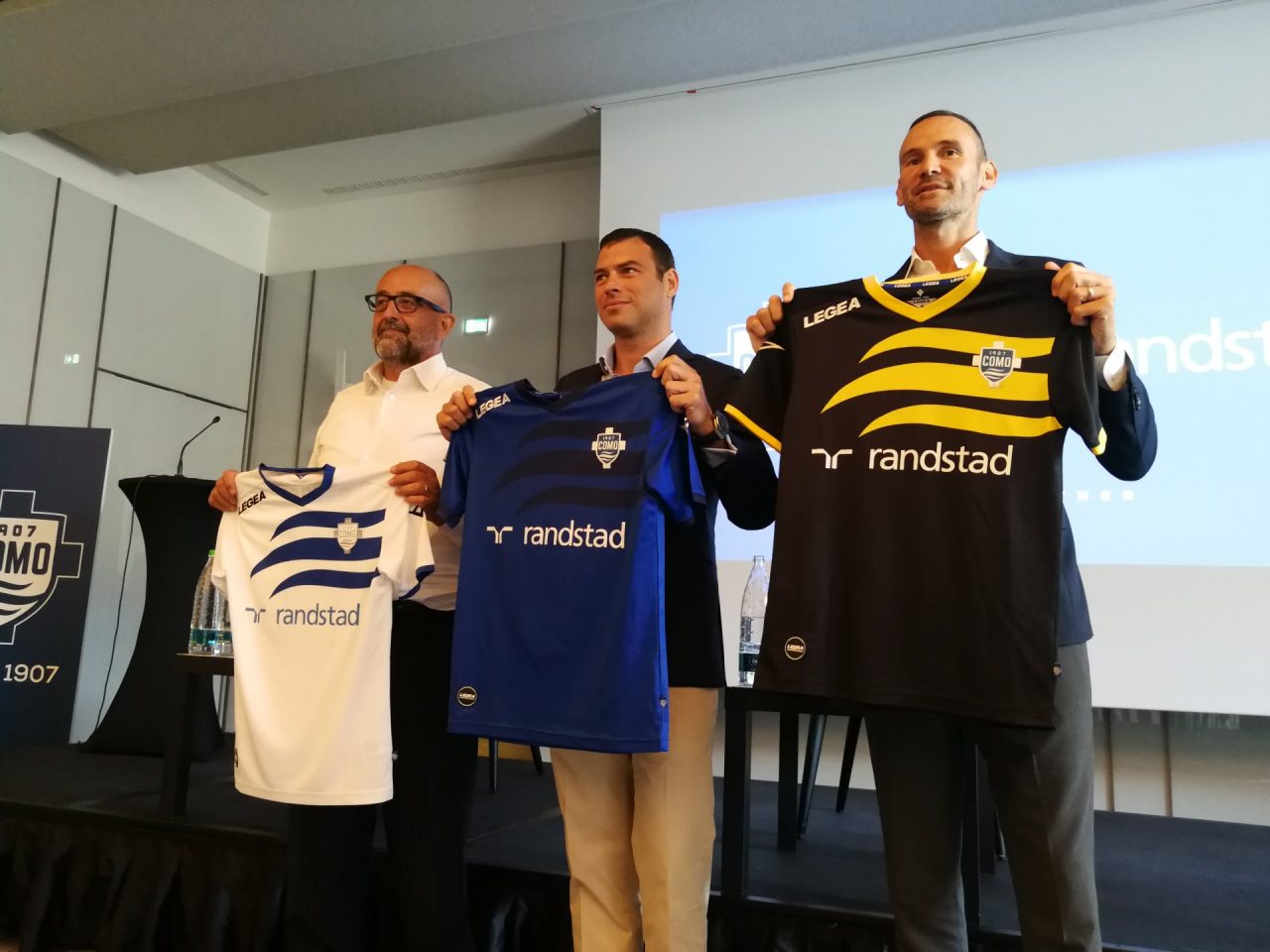 Como calcio presenta la nuova maglia. Colpaccio sponsor FOTO