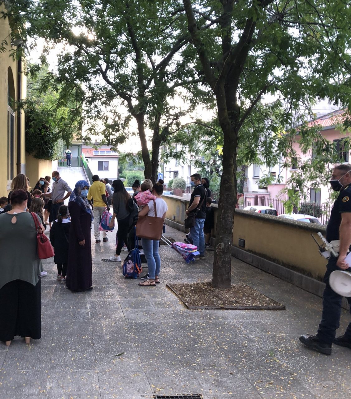 Mascherine, volontari e ingressi separati: la scuola riparte