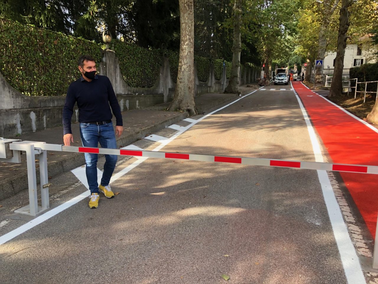 Corsia pedonale protetta e sbarra per impedire il passaggio ai veicoli sul viale dell’asilo
