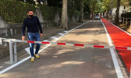 Corsia pedonale protetta e sbarra per impedire il passaggio ai veicoli sul viale dell’asilo
