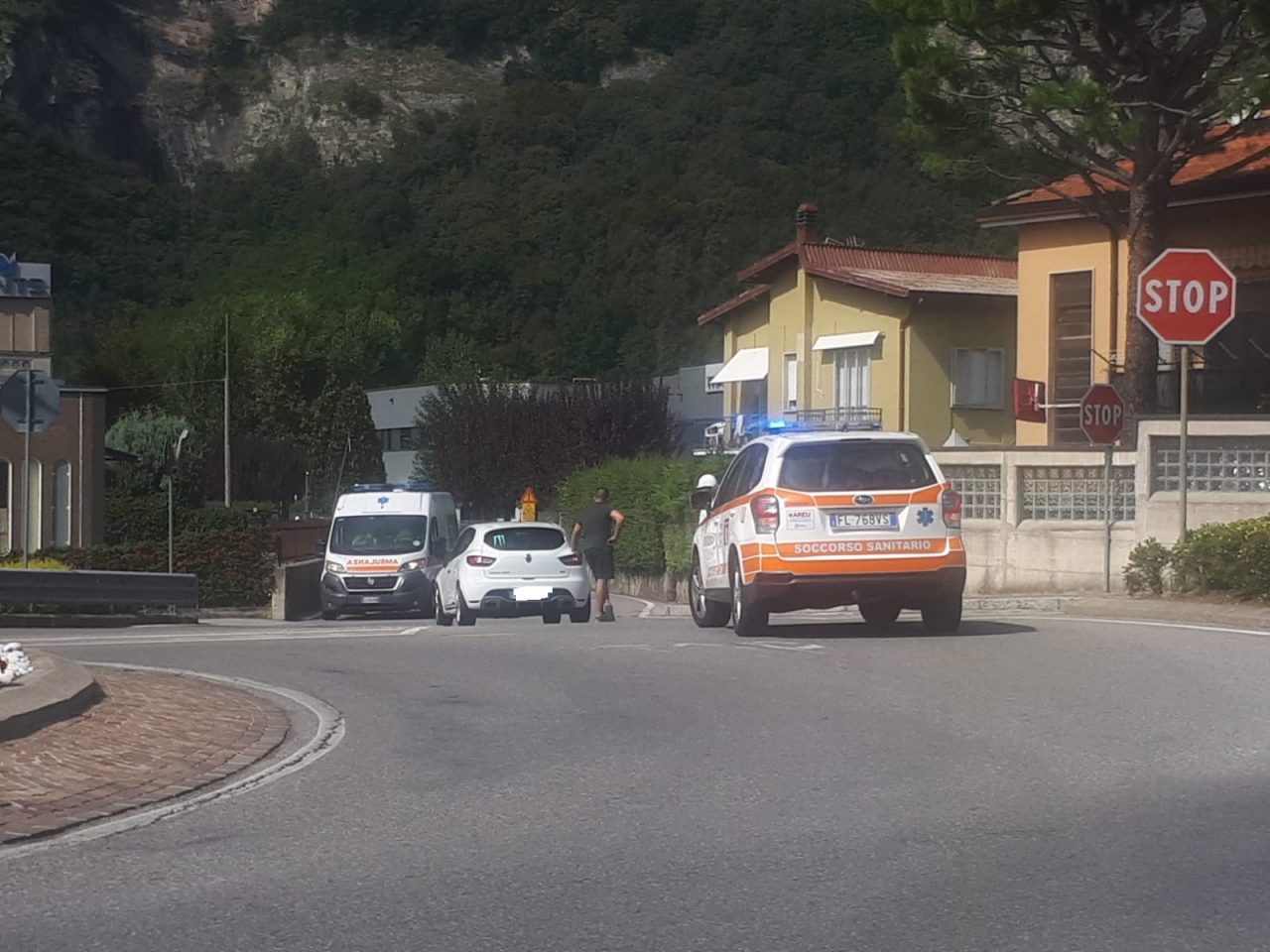 Ciclista urtato da un’auto, arrivano i soccorsi