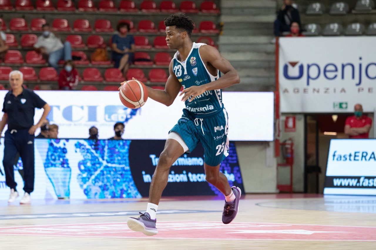 Pallacanestro Cantù di nuovo in campo per il derby di Supercoppa con Varese