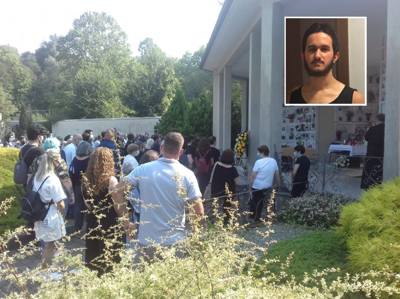 L’ultimo saluto al giovane Mirco Manfredi. Le sorelle: “Ci mancherai” FOTO