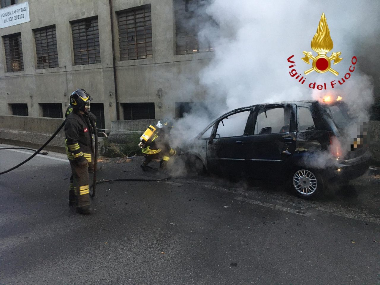 Auto in fiamme a Como  FOTO