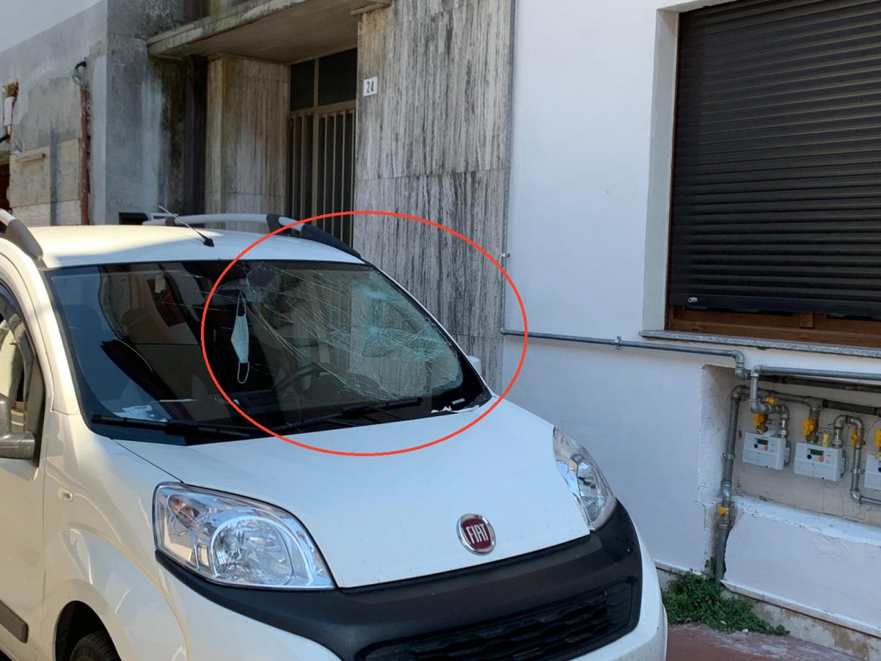 Cade dal balcone e finisce su un furgoncino: terrore per un bimbo di 4 anni