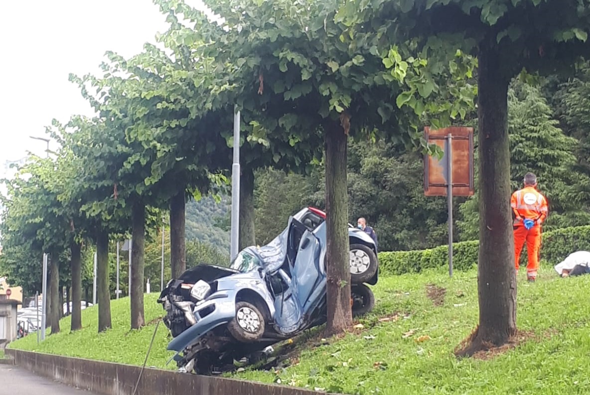 Tragedia a Canzo si schianta in auto contro un albero: morta una donna FOTO