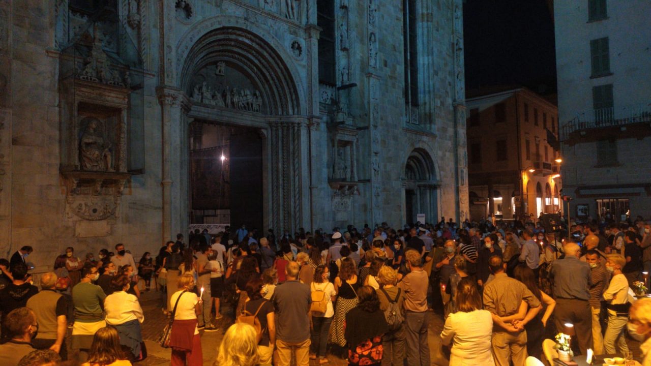 Omicidio di don Roberto, piazza Duomo gremita e le campane della città suonano per lui DIRETTA