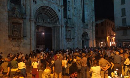 Omicidio di don Roberto, piazza Duomo gremita e le campane della città suonano per lui DIRETTA