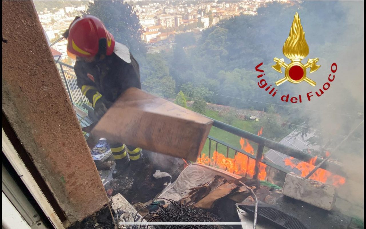 Scappa dall’ospedale, si barrica in casa e appicca un incendio: salvato dalla Locale, agente intossicato