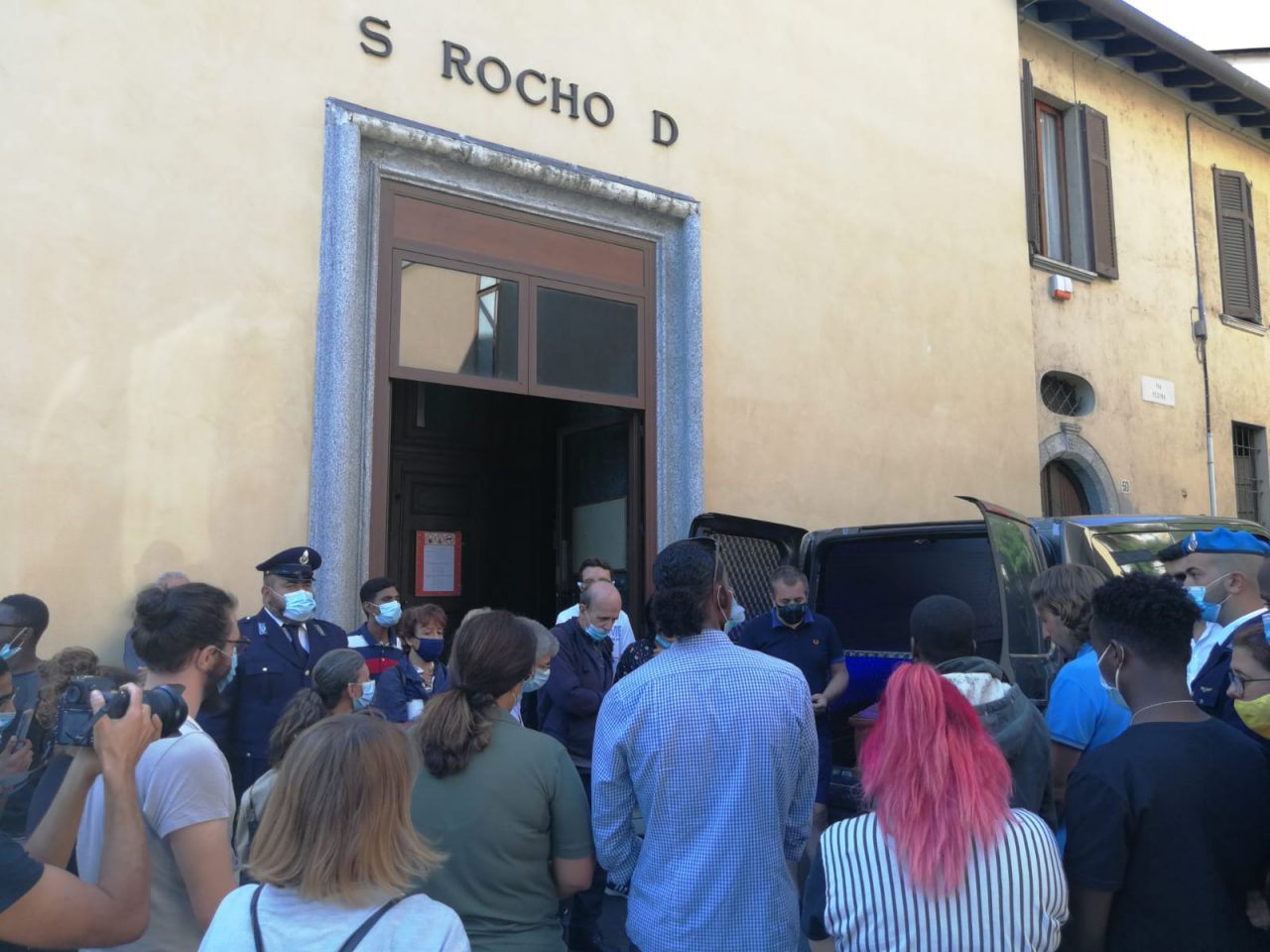 Don Roberto, il feretro passa a San Rocco: l’abbraccio dei suoi ragazzi FOTO