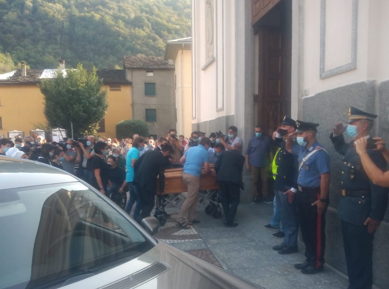 Funerale di don Roberto: l’ultimo saluto al “prete degli ultimi” DIRETTA