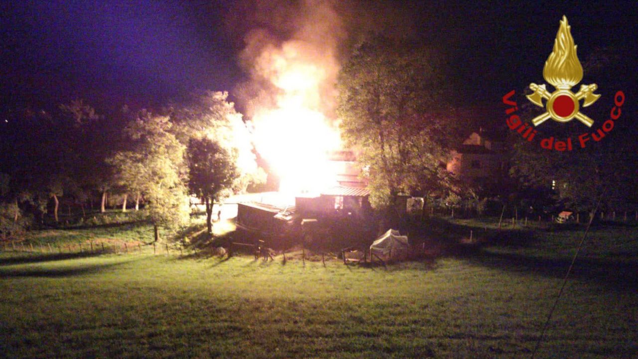 Cascinale in fiamme a Castiglione d’Intelvi: quasi 6 ore di lavoro per i Vigili del Fuoco FOTO