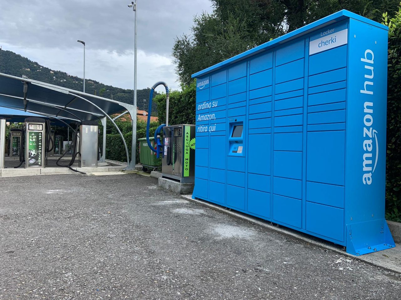 C’è un nuovo Amazon Locker a Como: a Tavernola si tinge d’azzurro