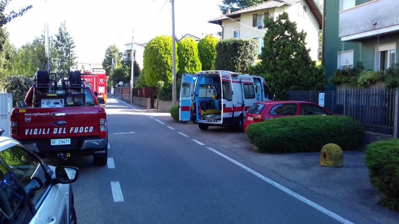 Cade in casa da sola: Vigili del Fuoco entrano dalla finestra e la salvano