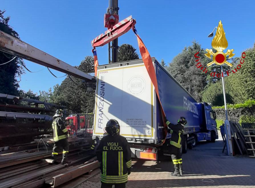 Tir incastrato a Olgiate Comasco “salvato” dall’autogru dei pompieri