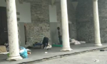 L'assessore strappa le coperte ad un senzatetto: scoppia la polemica VIDEO