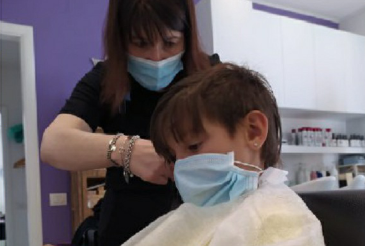 Bimba dona la sua treccia ai malati di cancro
