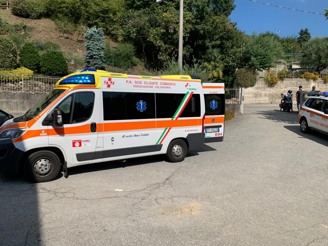 Malore fuori dal bar, anziano soccorso e trasportato in ospedale