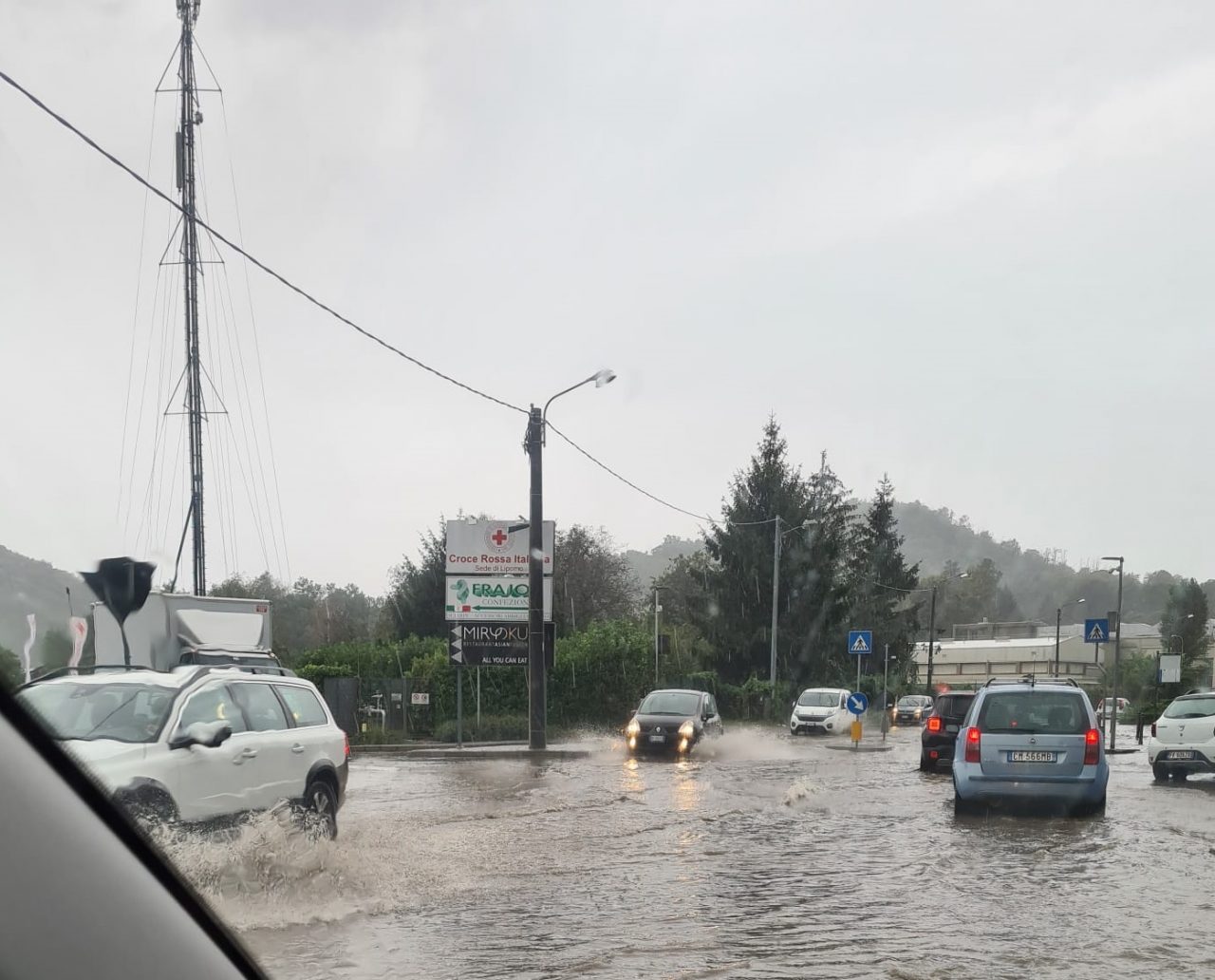 Maltempo disagi a Como e Statale Regina chiusa al traffico VIDEO