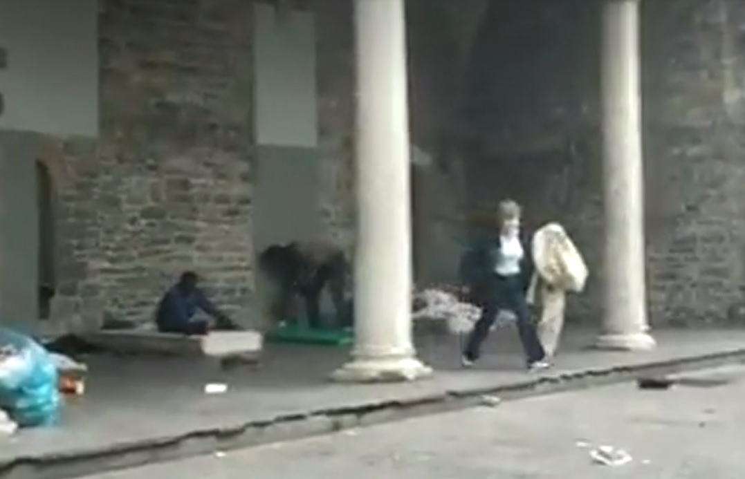 L’assessore toglie la coperta al senzatetto. La sua versione: “Su di me fango non giustificato”